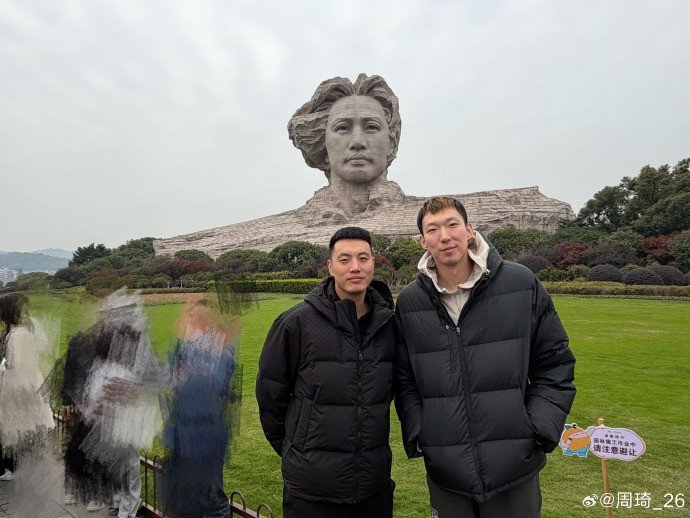 周琦晒与翟晓川等队友的合照：十年又来橘子洲头 我俩一队了
