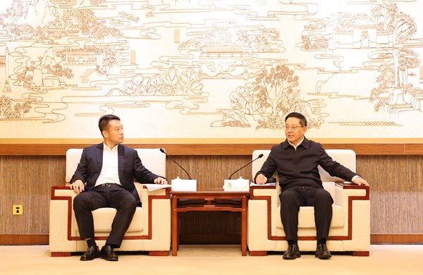 12月5日，王予波在腾冲与辽宁方大集团董事局主席方威举行工作会谈。