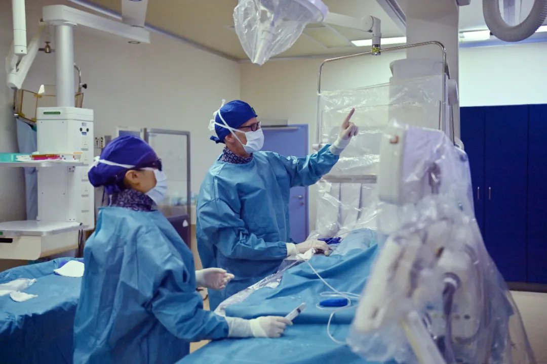2025年10月17日,吉林长春,吉林心脏病医院意大利医生拉瓦若(右)在手术中。张瑶 摄