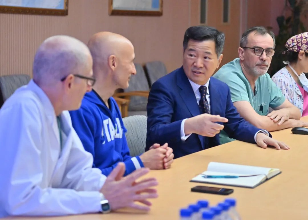 2025年10月17日,吉林长春,黄海(左三)与外国医生交流。张瑶 摄