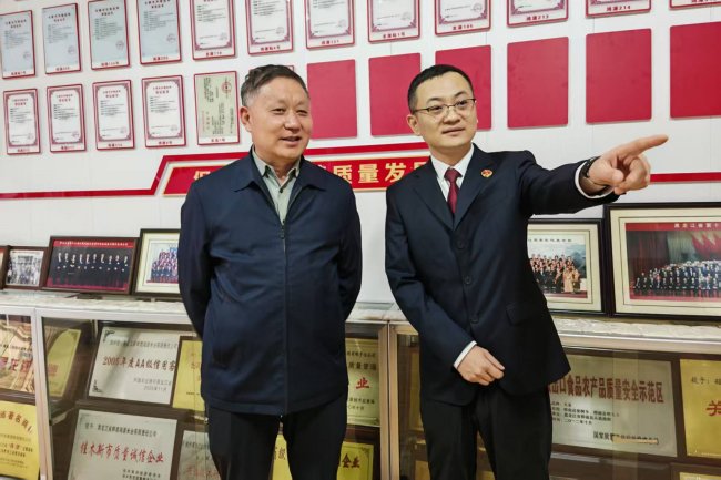 孙斌代表（左）在黑龙江省双桦检察院调研检察工作。