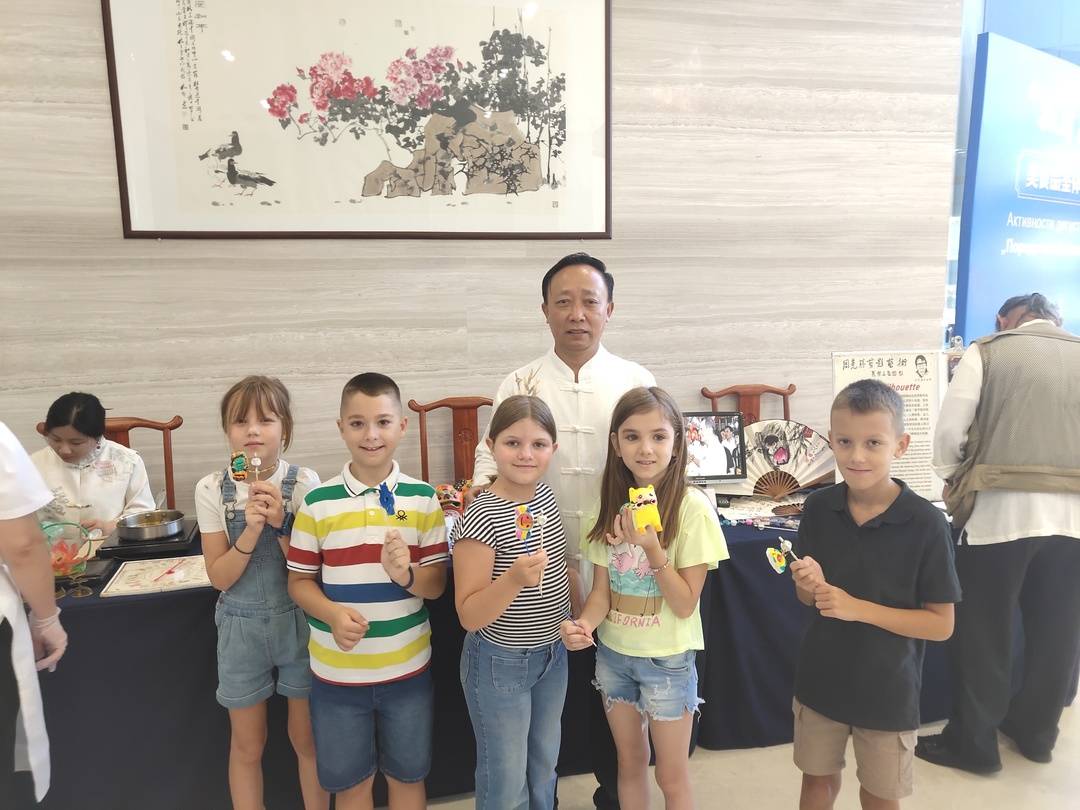 聶臣希在塞爾維亞參加文化交流活動，向國外小朋友介紹泥塑技藝並體驗製作。