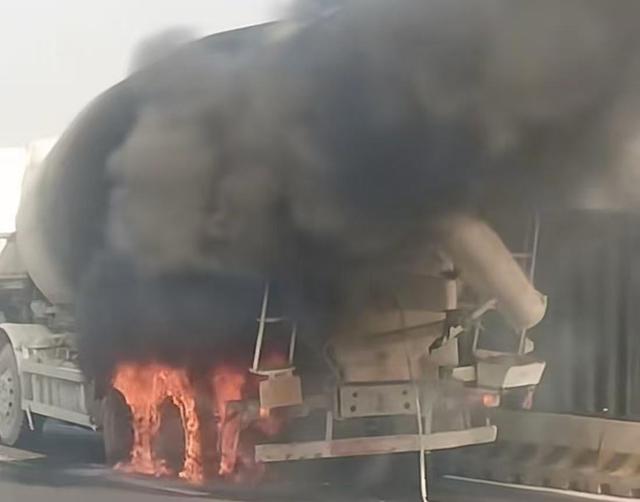 S20高速有车辆起火 一大型车轮胎燃烧