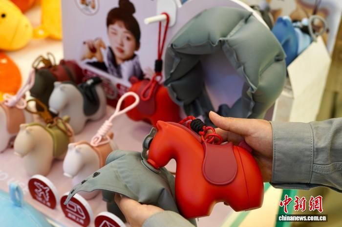 12月6日，浙江義烏「00後」商戶駱添樂展示以馬為外觀造型、以馬嘴為充氣口的摺疊便攜款U形枕。董易鑫 攝