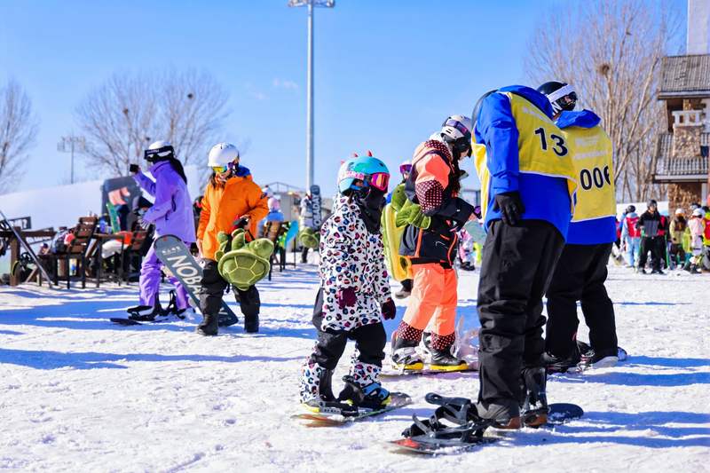 12月7日，南山滑雪场，孩子们学习滑雪。受访者供图