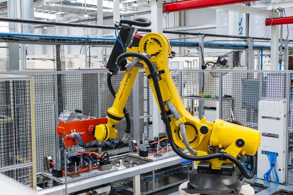 △11月11日，在位于芜湖市繁昌经济开发区的芜湖埃科动力系统有限公司，工业机器人在智能生产线上作业。