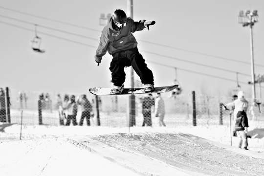 在南山滑雪场，市民感受雪上滑行的乐趣。 本报记者 和冠欣 摄