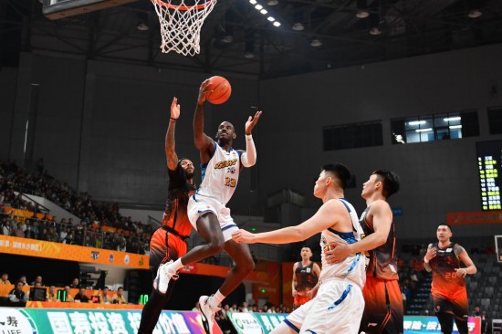　　12月6日，浙江广厦队球员桑普森（左二）在比赛中上篮。新华社记者 陈振海 摄