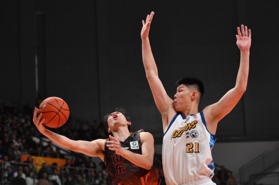 　　12月6日，山东队球员谢智杰（左）在浙江广厦队球员胡金秋防守下上篮。新华社记者 陈振海 摄