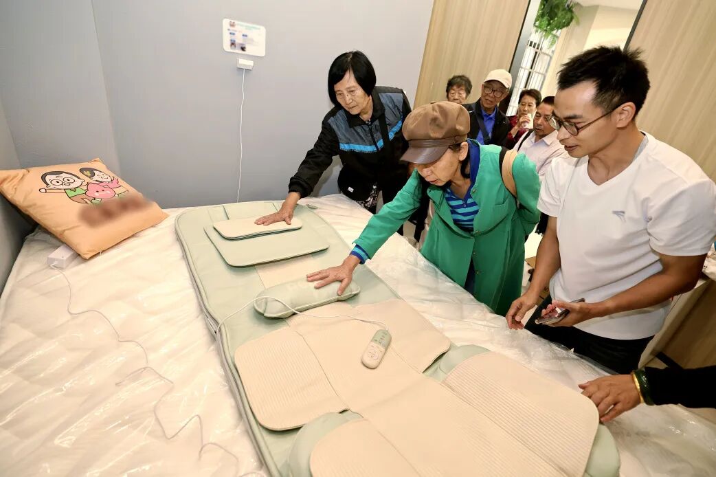 ▲农行厦门分行邀请老年居民走进“智慧健康养老小屋”体验养老智能设备