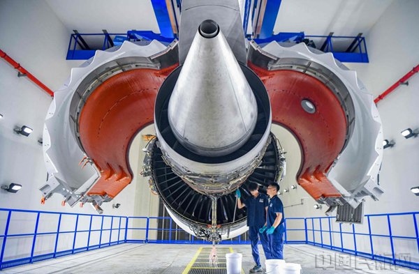 新海航海口吉耐斯工作人员正在进行发动机试车前的检查工作