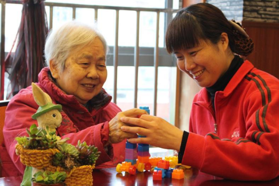 ▲老年公寓工作人员为老人提供贴心服务