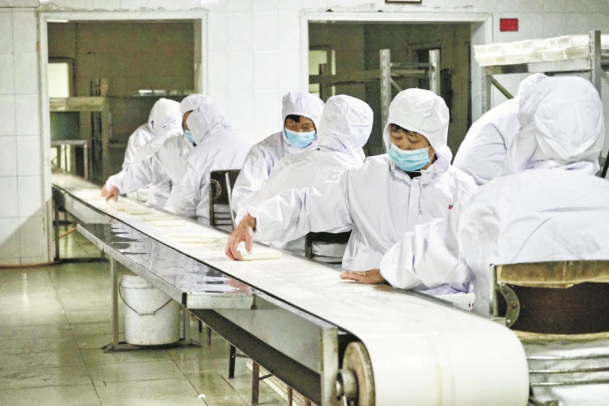 宁波慈城塔牌食品有限公司员工正在加紧生产年糕。 (陈嘉怡张梦源王佳辉摄)