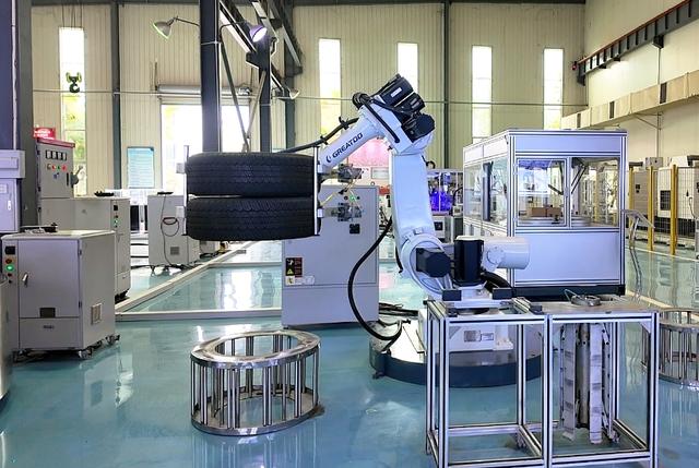 图8.巨轮智能人形机器人现场演示