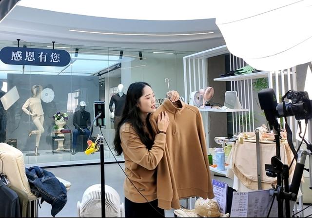 图7.普宁纺织服装产业电商直播