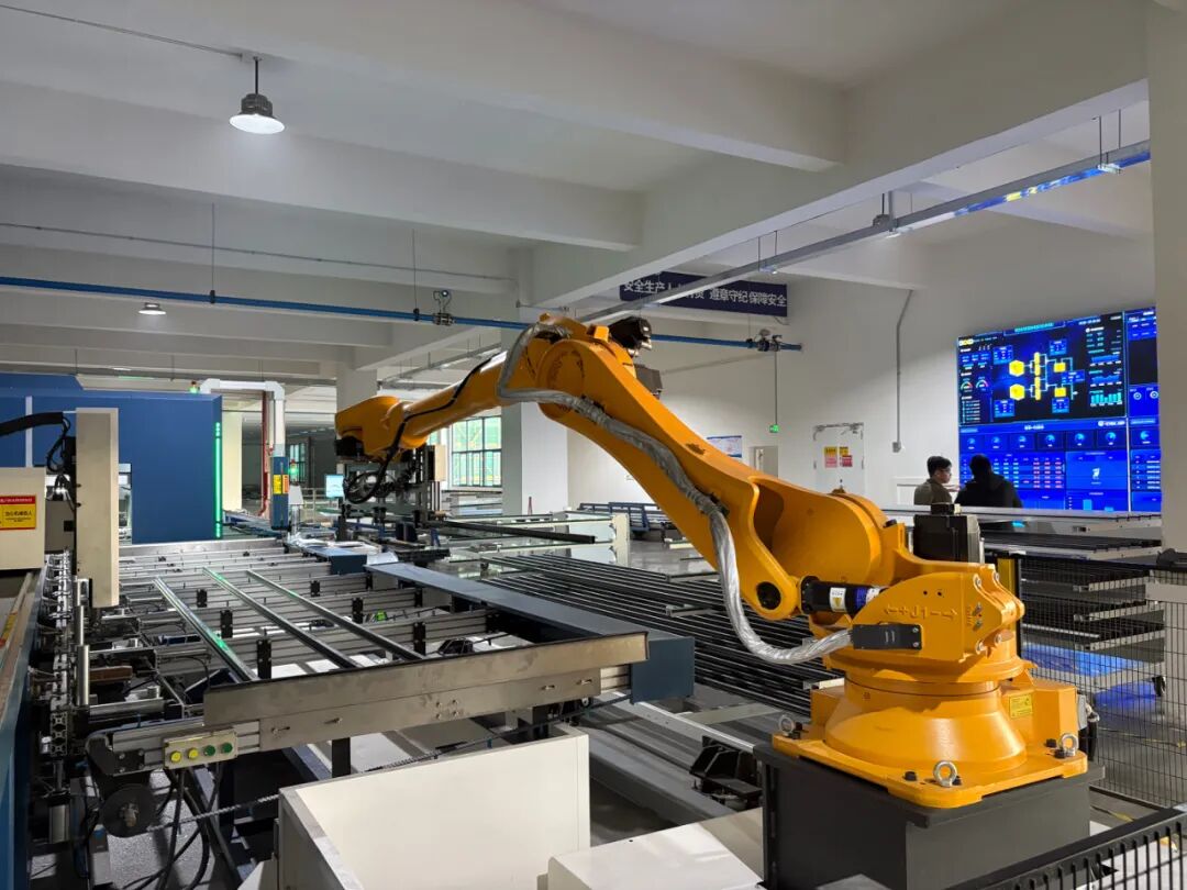 △11月20日，在广东省肇庆市金利镇某公司智能生产线，国产机器人正在作业。