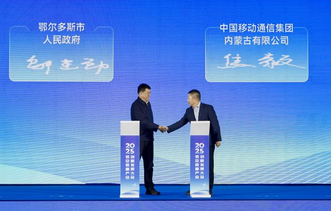 鄂尔多斯市副市长邬建勋与中国移动内蒙古公司副总经理焦毅分别代表双方签署协议