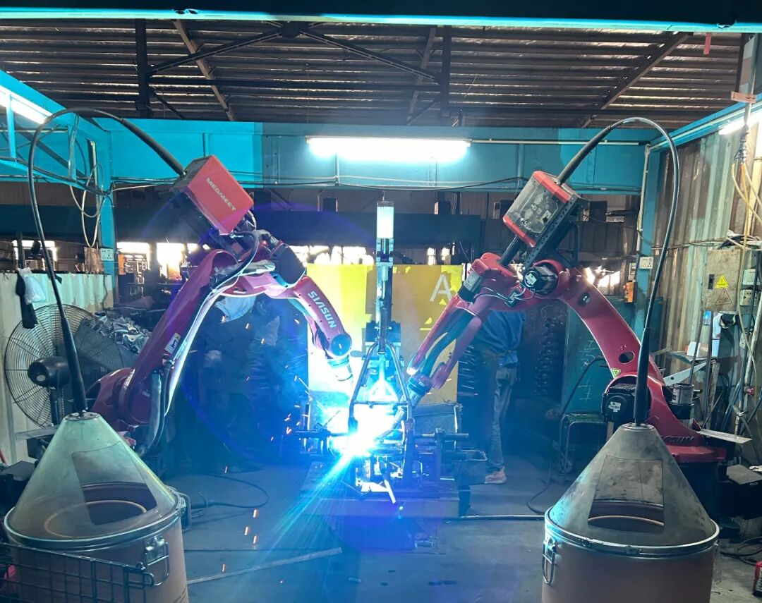 △在广东省清远市广东松峰股份有限公司，国产工业机器人正在作业。