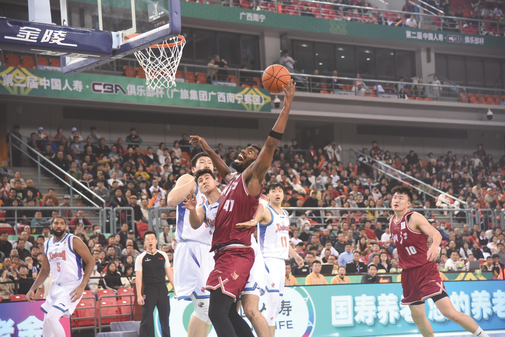     浙江队外援在比赛中强行突破上篮。    本报记者林显威 摄