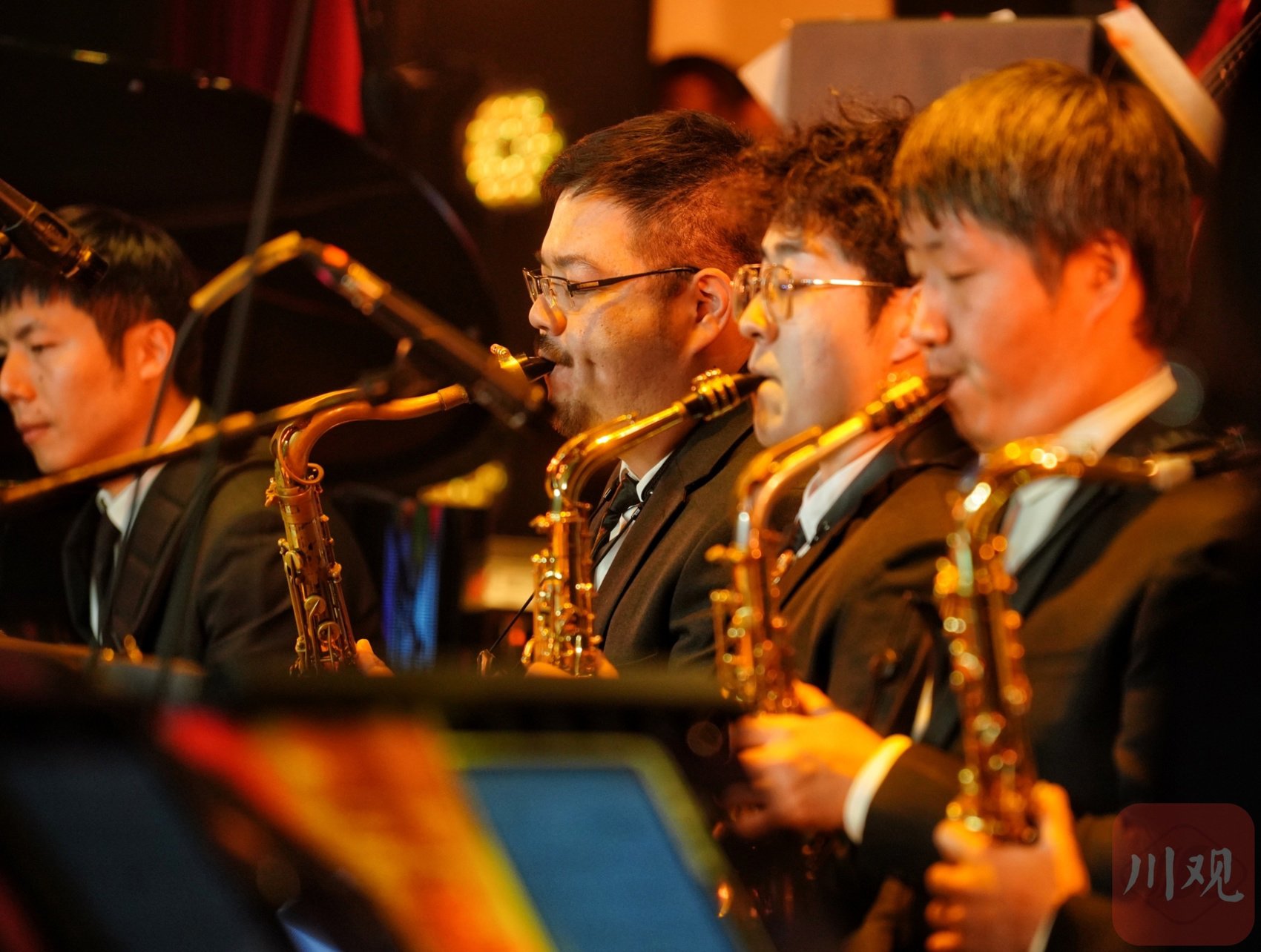 爵士音乐周开幕式现场乐手吹奏表演