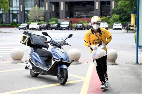 巨头亏损背景下 东方甄选或将闯入即时零售“红海”？