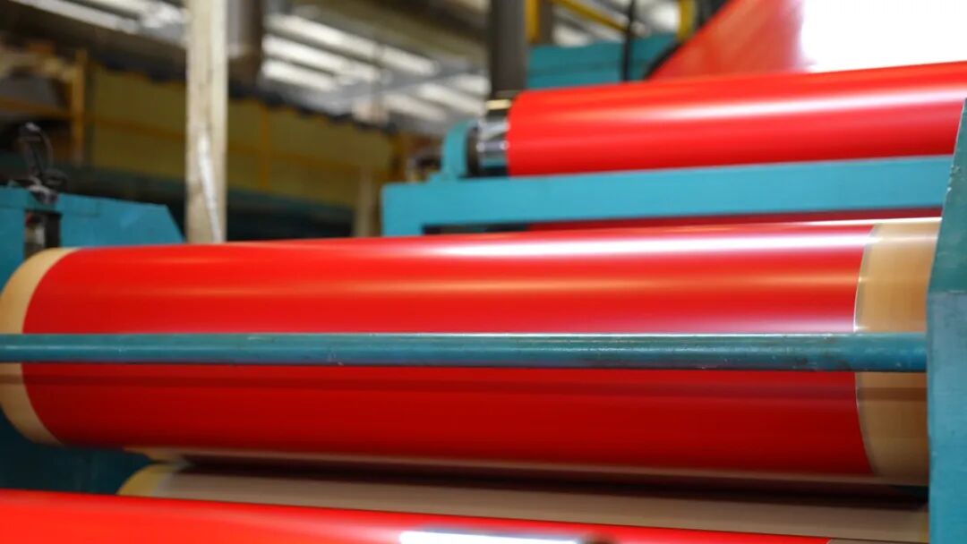 齐昊彩铝智能化生产线正在加工彩涂铝卷