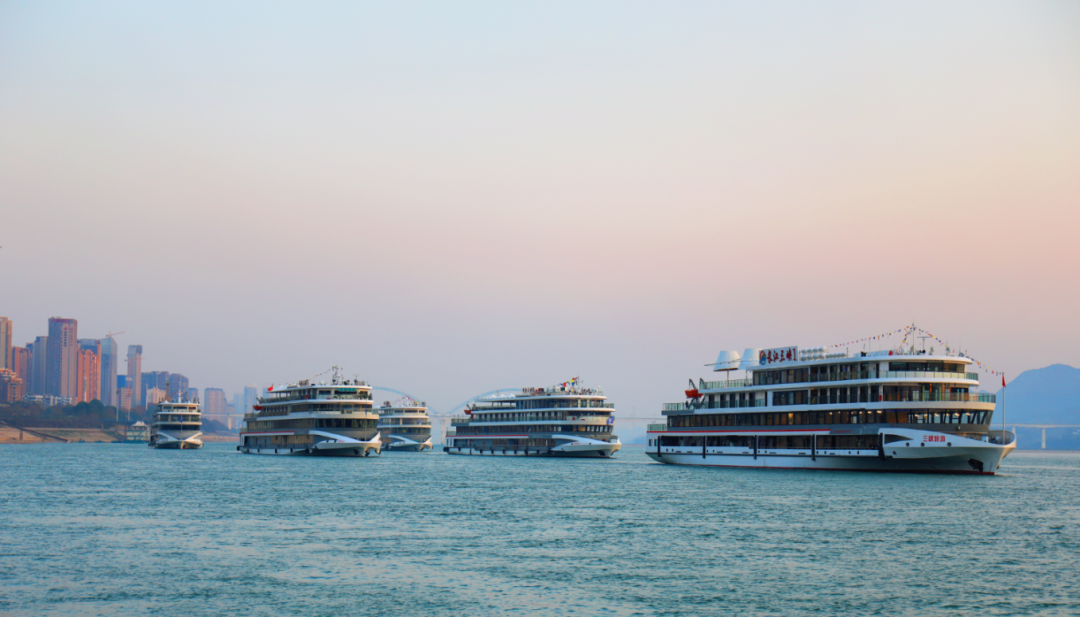 航行中的长江三峡系列游轮