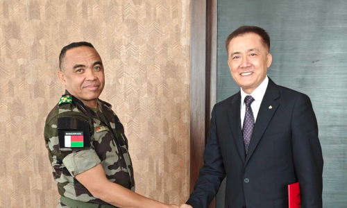 驻马达加斯加大使季平会见马重建总统兰德里亚尼里纳