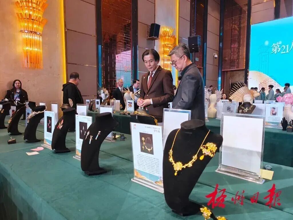 2024年“创意汇聚 闪耀梧州”宝石饰品设计大赛（资料图） 李鸿荣 摄