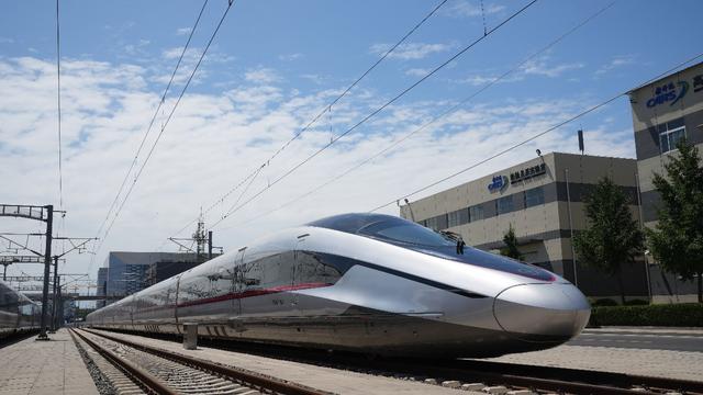 2025年7月，CR450动车组亮相第十二届世界高速铁路大会。（中国中车供图 央广网发）