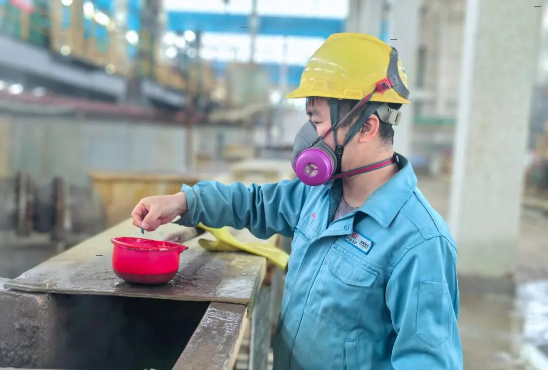 氧化锌浸出岗位人员熊鹏正在进行ph值测试