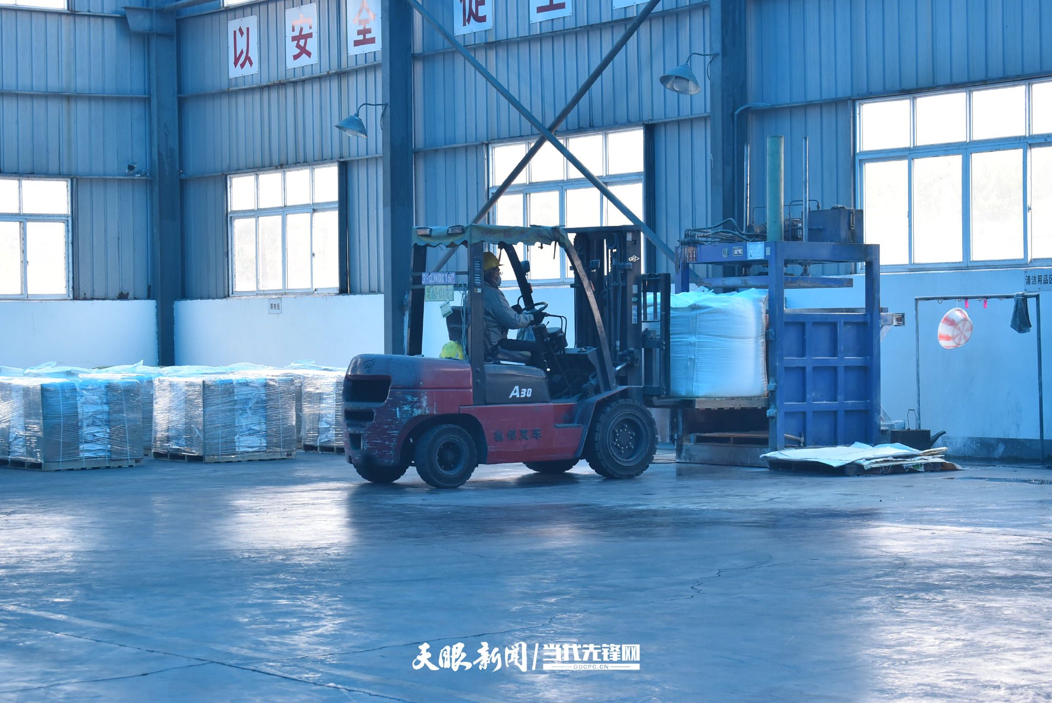 东峰锑业生产车间。李雪雪 摄