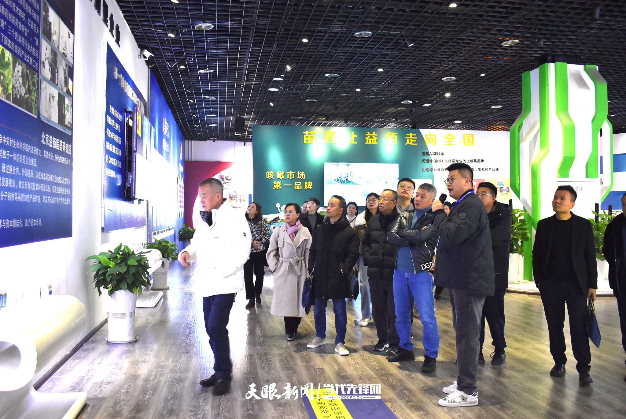 益佰制药展厅，益佰制药品牌文化部部长林珂介绍企业发展历程。李雪雪 摄