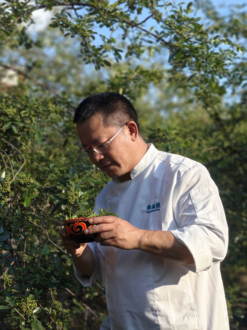 半天妖烤鱼研发负责人在山间挑选青花椒。