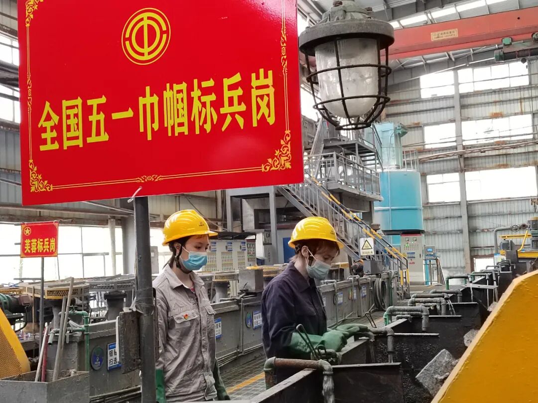 荣获“全国五一巾帼标兵岗“的柿竹园公司东波选矿厂铋浮选班职工在精心操作