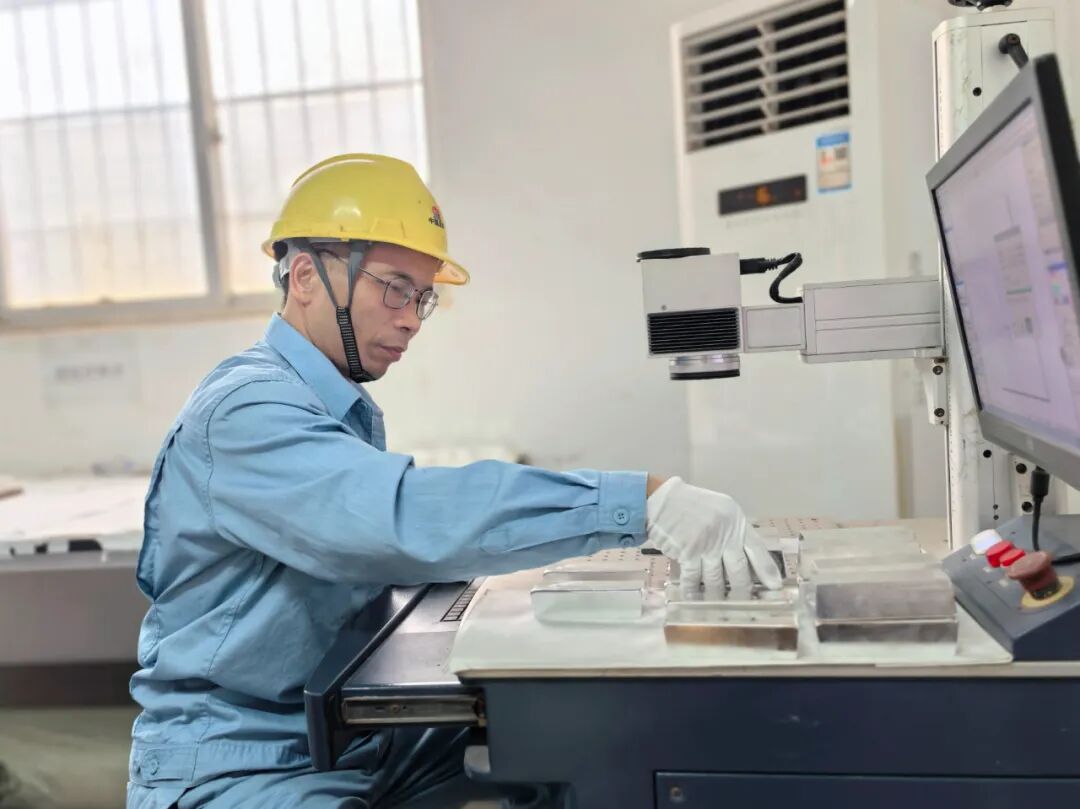 In回收岗位人员正在进行铟锭激光打印操作