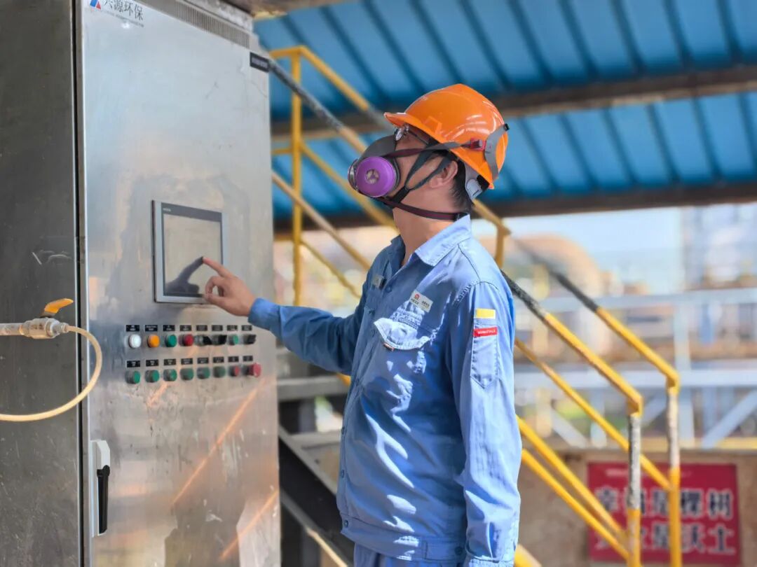 氧化锌厂设备主管熊海正在进行Pb渣压滤调试