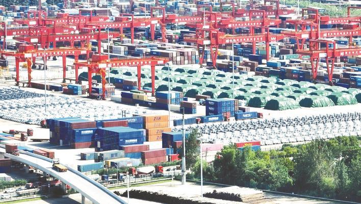 “新三样”是如今中国出口全球的标志性产品。图为大批量中西部省市制造的新能源汽车在阳逻综合保税园区整装待发。