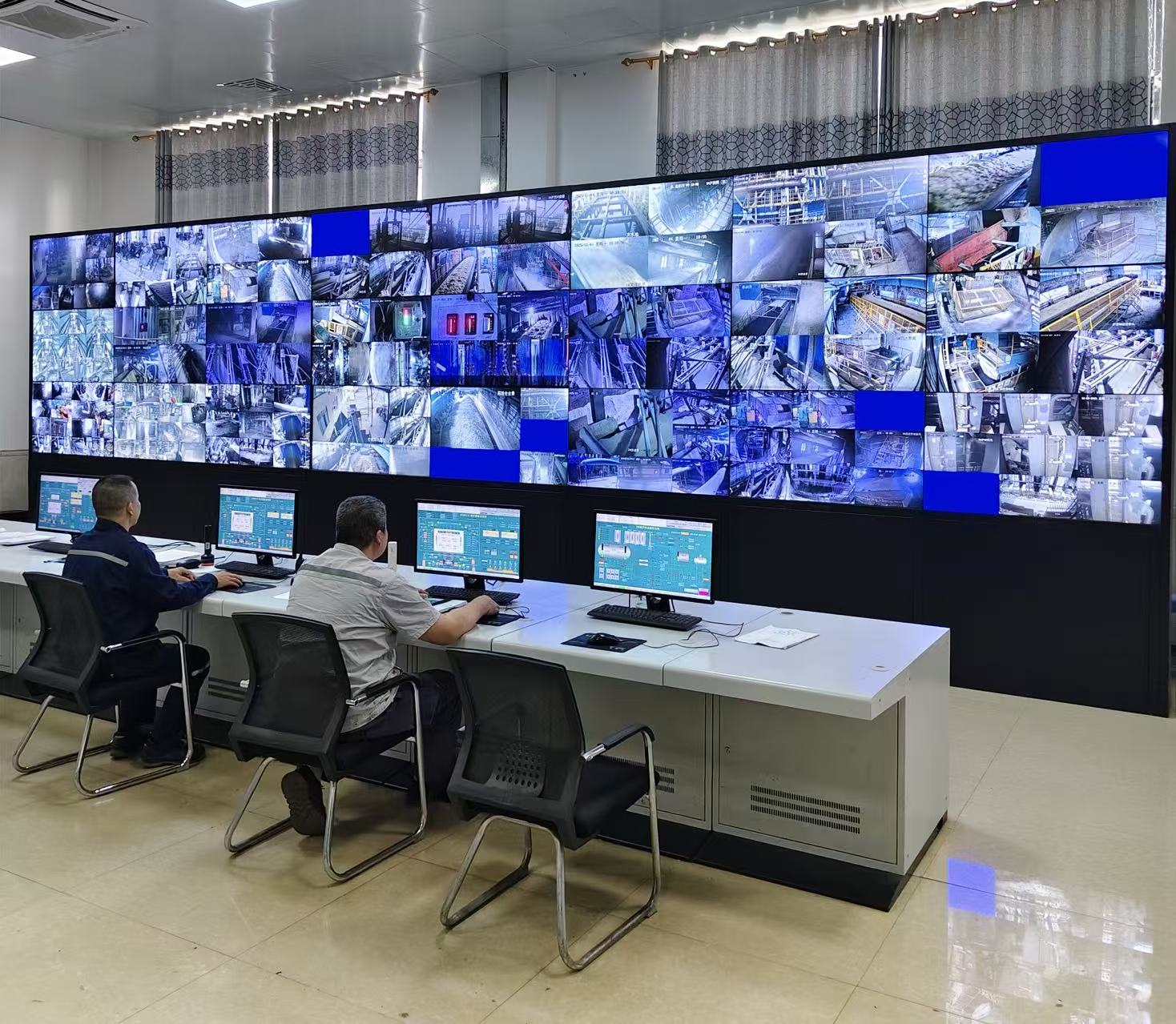 明阳制糖公司控制中心实时监控生产全过程。文毅 摄