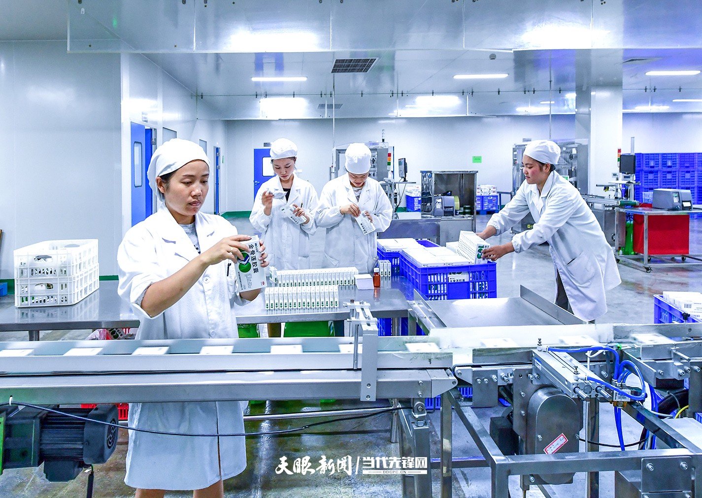 工人在贵州益佰制药股份有限公司全自动智能包装机生产线上查验产品包装质量。陈慧 摄