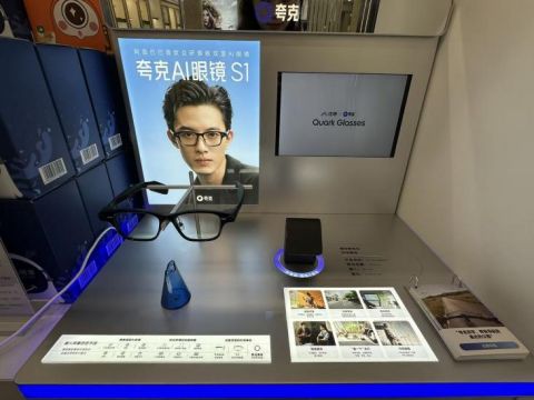 上海某宝岛眼镜门店展示的夸克AI眼镜S1，图片来源：财联社记者/摄