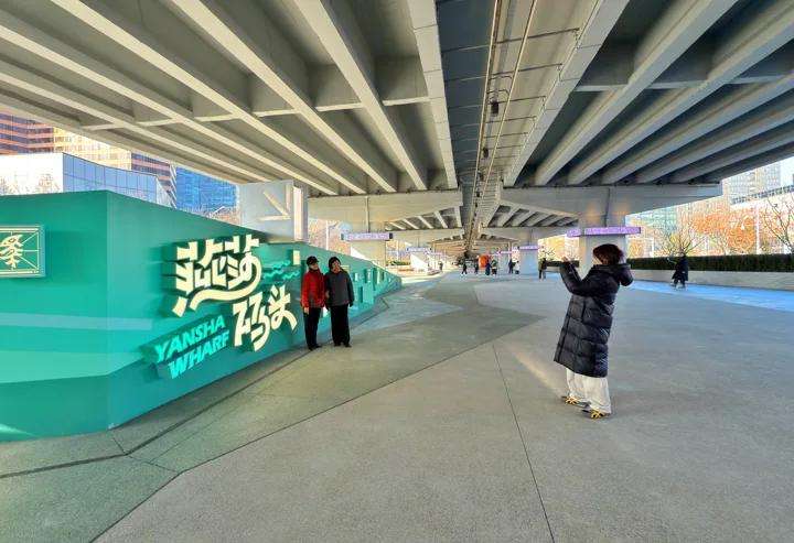 燕莎桥改造后变成公共休闲空间和规范的停车场。新京报记者 王贵彬 摄