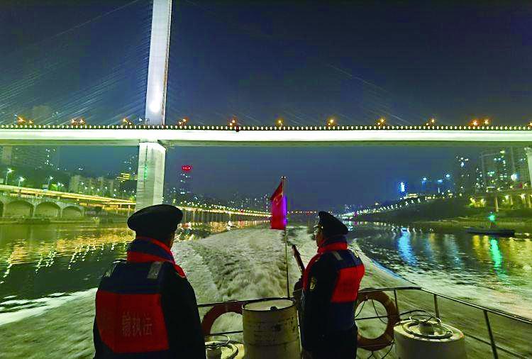 执法人员正在开展巡查 港航海事支队供图