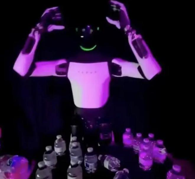 特斯拉机器人摔倒前做出“摘头显”动作被疑受远程操控,马斯克曾称其由AI驱动、非遥控