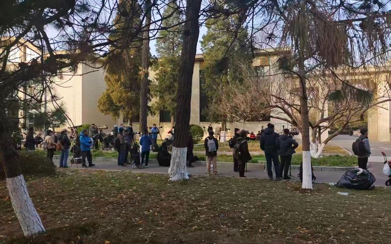 11月29日，农业展览馆5号馆前聚集了很多摄影爱好者和观鸟者。受访者供图