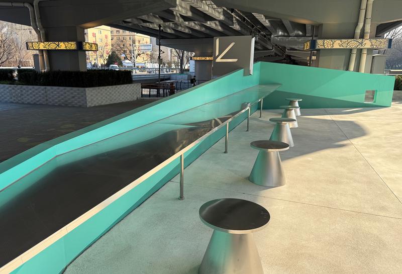 燕莎桥下新增设了金属座椅。新京报记者 王贵彬 摄