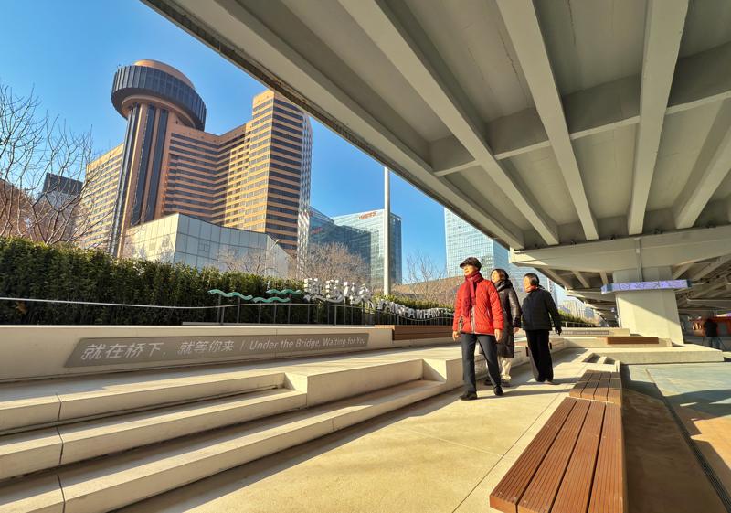 燕莎桥下设置了休闲区域。新京报记者 王贵彬 摄