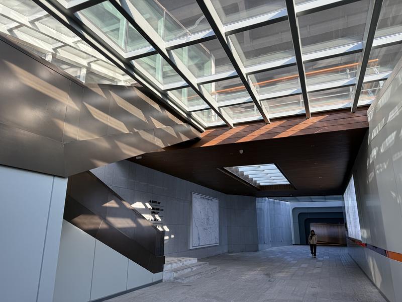 改造后，燕莎桥下建设为城市公共客厅，市民可通过河道慢行连廊直达燕莎桥桥下。新京报记者 王贵彬 摄