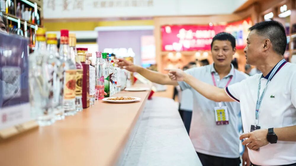 图为消费者在第十四届中国（贵州）国际酒类博览会现场品酒。（资料图片）