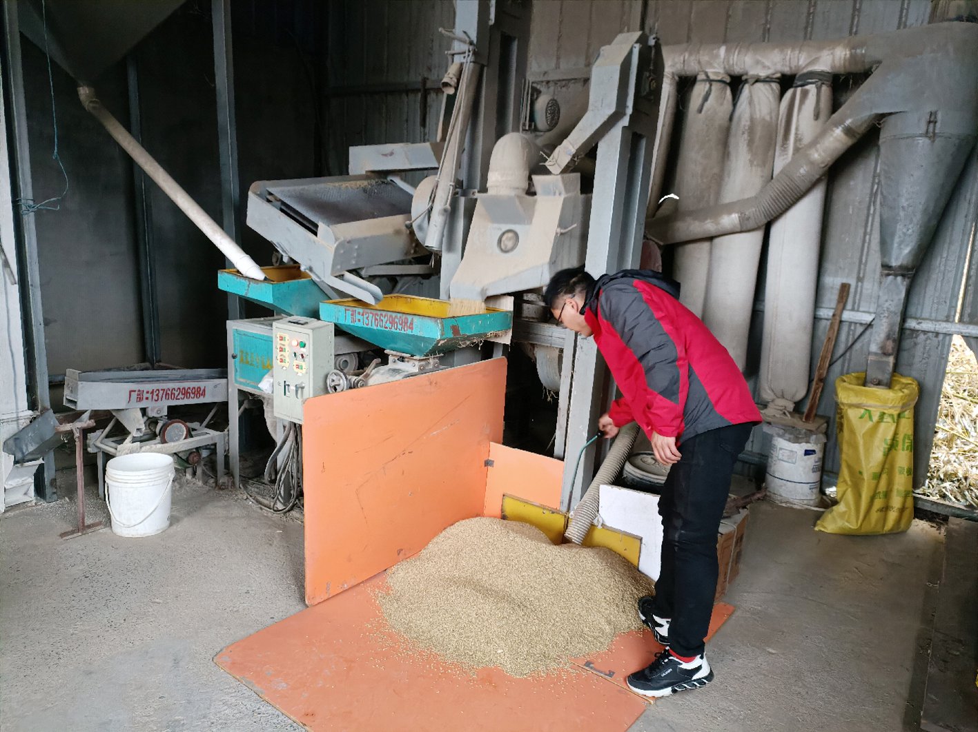 吴氏父子科技种田“升级”记 拖拉机、烘干机、植保无人机等一应俱全